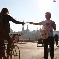 Sol og smil overalt på Dronning Louises Bro, da frivillige fra Mellemfolkeligt Samvirke delte nyheder ud til morgenfriske danskere. Foto: Louise Dyring.