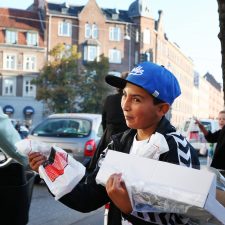 Ikke alle cyklister har tid til at stoppe op og få en juice og en avis. Nogle går glip af budskabet om, at 3 ud af 4 mobiltelefoner ringer i u-lande. Foto: Louise Dyring