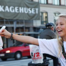 Verdens Bedste børn deler nyheder fra u-landene ud på Nørrebros Runddel. En af dem er, at for første gang i verdenshistorien begynder lige mange piger og drenge i skole. Foto: Louise Dyring.