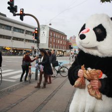 WWF deler ud ved Nørrebro station