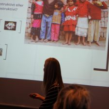 Louise Voller fortæller om konstruktiv journalistik ved Verdens Bedste Nyheder startmøde 2014, Eigtveds Pakhus. Foto: Medine Duvarci / Verdens Bedste Nyheder