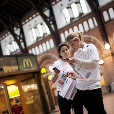 Özlem Cekic (F) og Pernille Skipper (Ø) deler Verdens Bedste Nyheder på Københavns Hovedbanegård fredag den 12. september 2014. Foto: Louise Dyring