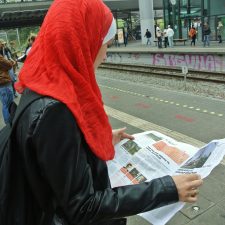 En kvinde med Verdens Bedste Nyheder-avisen ved Flintholm station. Foto: Bettina Stuhr Lindskow, Aktion Børnehjælp