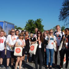 Verdens Bedste Nyheder på Folkemødet. Fredag morgen havde vi morgenevent med uddeling af Metroxpress sammen med seje frivillige