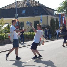 Morgenevent med uddeling af aviser sammen med seje frivillige.