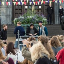 På Rådhuspladsen i København dansede morgenfriske til stor dansefest fra kl. 7-9. Dansefesten var skabt i samarbejde med Roskilde Festival, Footwork, Ibis, og Verdens Bedste Nyheder.