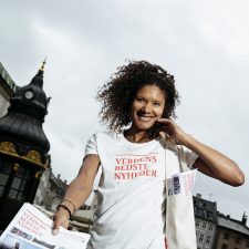 Fredag den 11. september delte frivillige, fra skolebørn til ministre, gratis chokolade og gode nyheder ud over hele landet. Det er Verdens Bedste Nyheder, der fortæller om de mange fremskridt i udviklingslande. Foto: Ulrik Jantzen / Verdens Bedste Nyheder