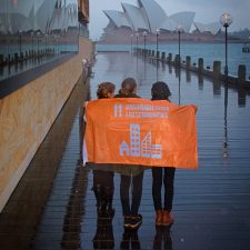 Sydney: et flag, som repræsenterer mål 11: Bæredygtige Byer og Lokalsamfund . Foto: Shane Thaw