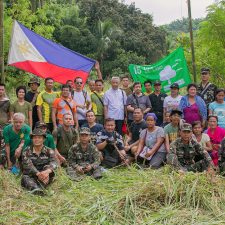 I Filippinerene uden for Manila holder Dumagat stammen et flag, der repræsenterer mål 15: Livet på Land. Foto: Jasper Lucena
