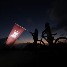 De indiske cykelrytttere Shachi Somani og Gurman Reen holder flaget med mål 4: Kvalitetsuddannelse. Foto: Ashish Sood