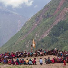I en bjerglandsby i det nordvestlige Nepal holder Nimdoma Sherpa, medarbejder i FN's Fødevareprogram, et flag, som repræsenterer mål 2: Stop Sult. Foto: WFP/Samir Jung Thapa