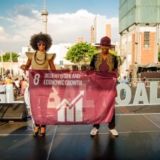 I Johannesburg holder musikduoen Mafikizolo flaget, der repræsenterer mål 8: Anstændige Jobs og Økonomisk Vækst. Foto: Nicki Priem