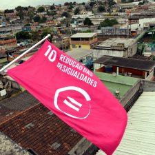 Over en favela i Rio de Janeiro vejrer flaget, som repræsenterer mål nummer 10: Mindre Ulighed. Foto: Cristina Granato
