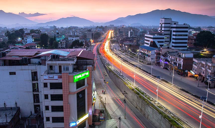 En gade med soldrevne lygtepæle i Nepal. CC-BY-ND Samir Jung Thapa